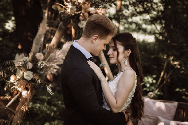 Eine rustikale Bohohochzeit im Freien in den Farben Blush und Grün