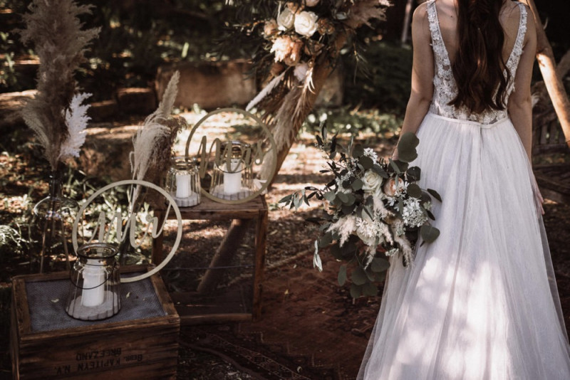 Eine rustikale Bohohochzeit im Freien in den Farben Blush und Grün