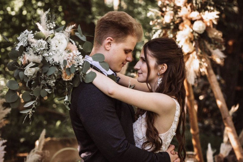 Eine rustikale Bohohochzeit im Freien in den Farben Blush und Grün