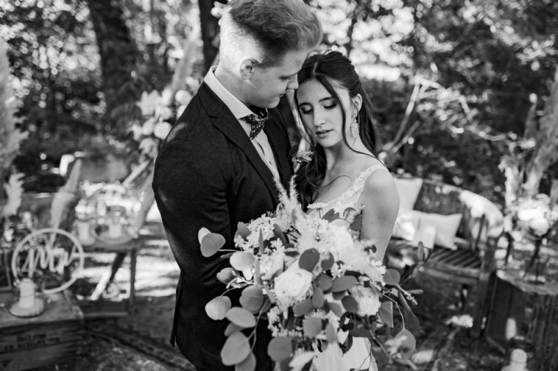 Eine rustikale Bohohochzeit im Freien in den Farben Blush und Grün