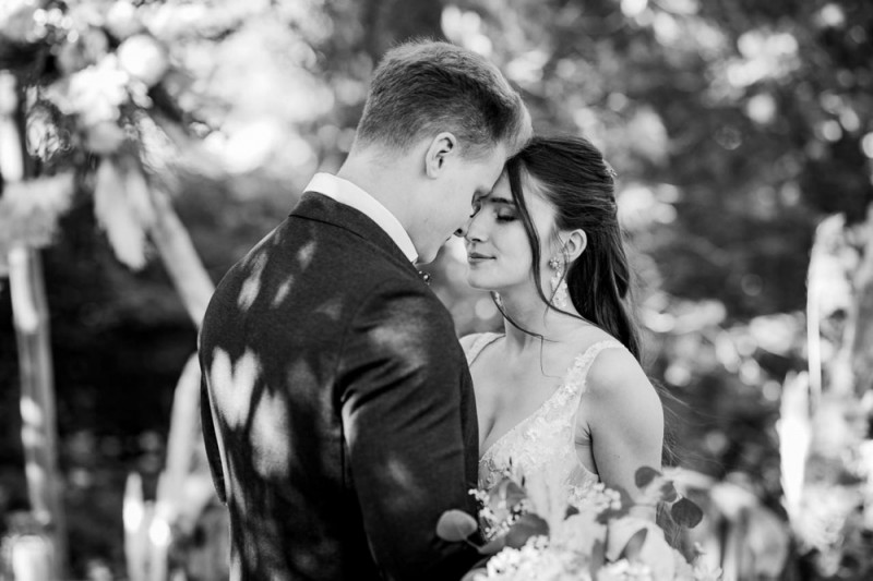 Eine rustikale Bohohochzeit im Freien in den Farben Blush und Grün