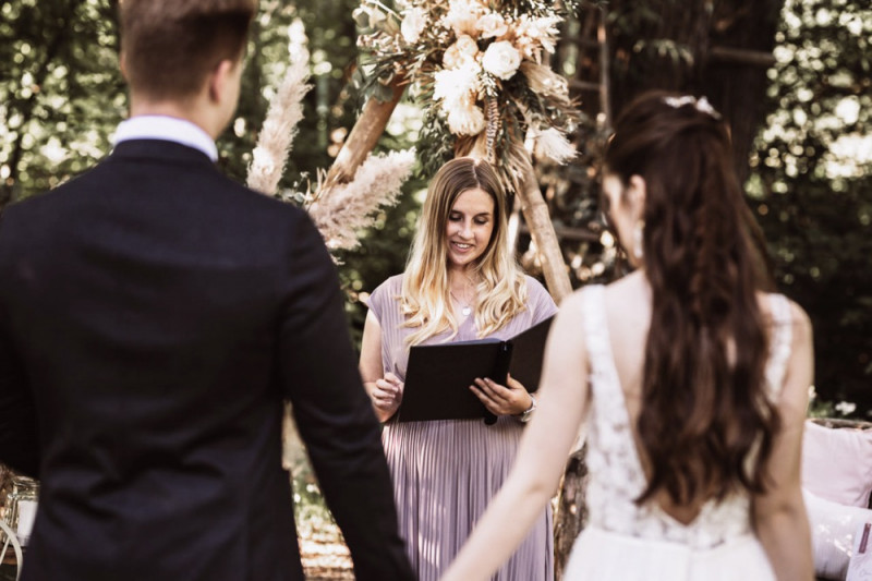 Eine rustikale Bohohochzeit im Freien in den Farben Blush und Grün