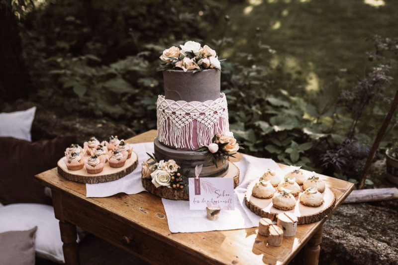 Eine rustikale Bohohochzeit im Freien in den Farben Blush und Grün