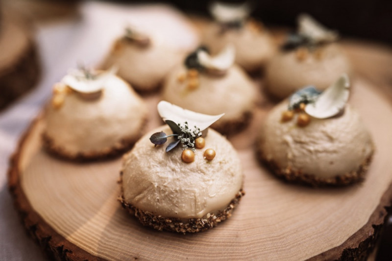 Eine rustikale Bohohochzeit im Freien in den Farben Blush und Grün