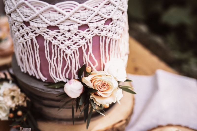 Eine rustikale Bohohochzeit im Freien in den Farben Blush und Grün