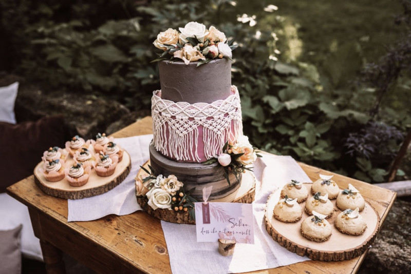 Eine rustikale Bohohochzeit im Freien in den Farben Blush und Grün