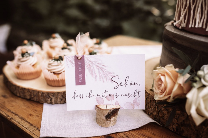 Eine rustikale Bohohochzeit im Freien in den Farben Blush und Grün