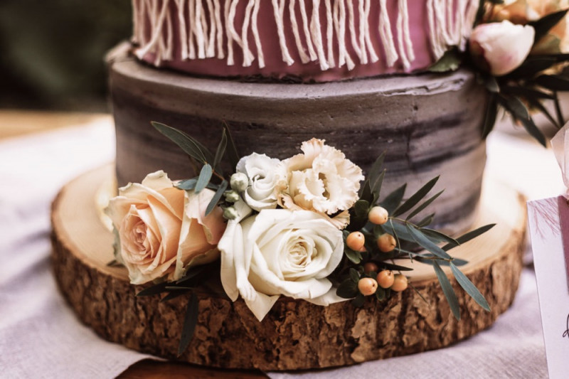 Eine rustikale Bohohochzeit im Freien in den Farben Blush und Grün