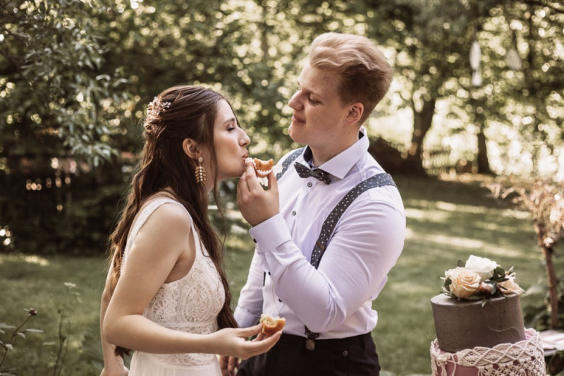 Eine rustikale Bohohochzeit im Freien in den Farben Blush und Grün