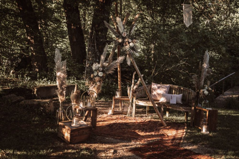 Eine rustikale Bohohochzeit im Freien in den Farben Blush und Grün