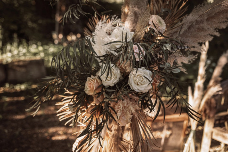 Eine rustikale Bohohochzeit im Freien in den Farben Blush und Grün