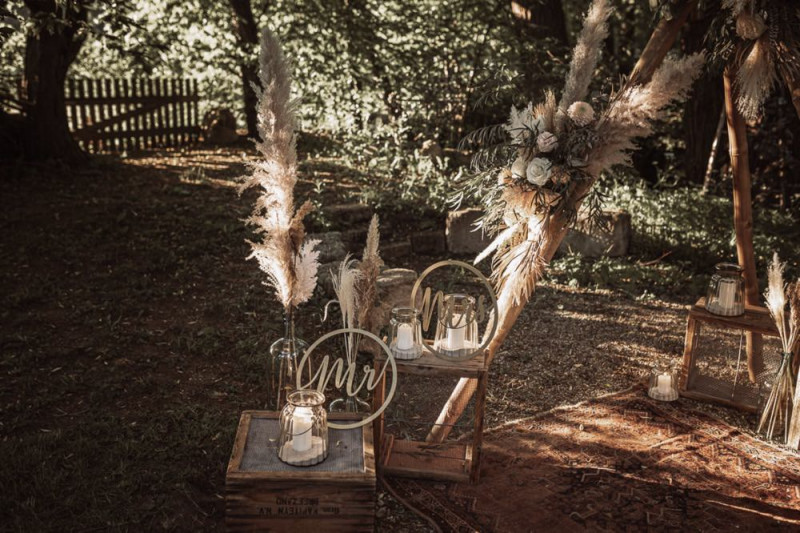 Eine rustikale Bohohochzeit im Freien in den Farben Blush und Grün