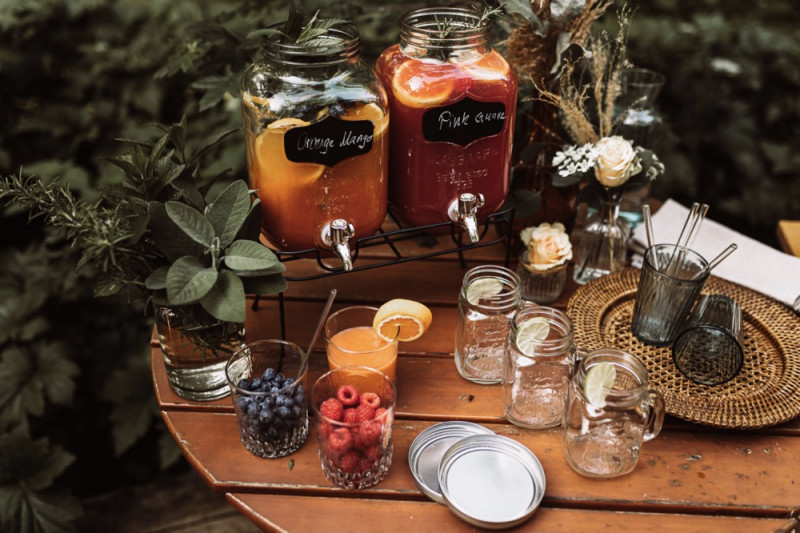 Eine rustikale Bohohochzeit im Freien in den Farben Blush und Grün