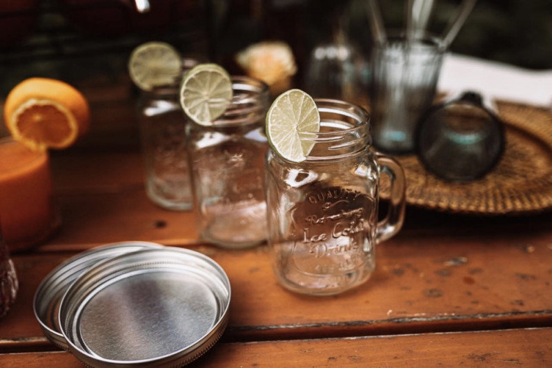 Eine rustikale Bohohochzeit im Freien in den Farben Blush und Grün