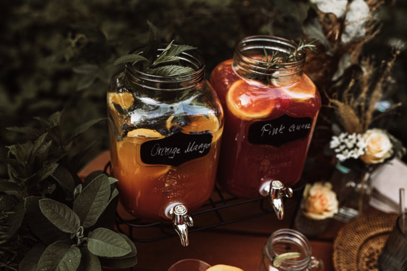 Eine rustikale Bohohochzeit im Freien in den Farben Blush und Grün