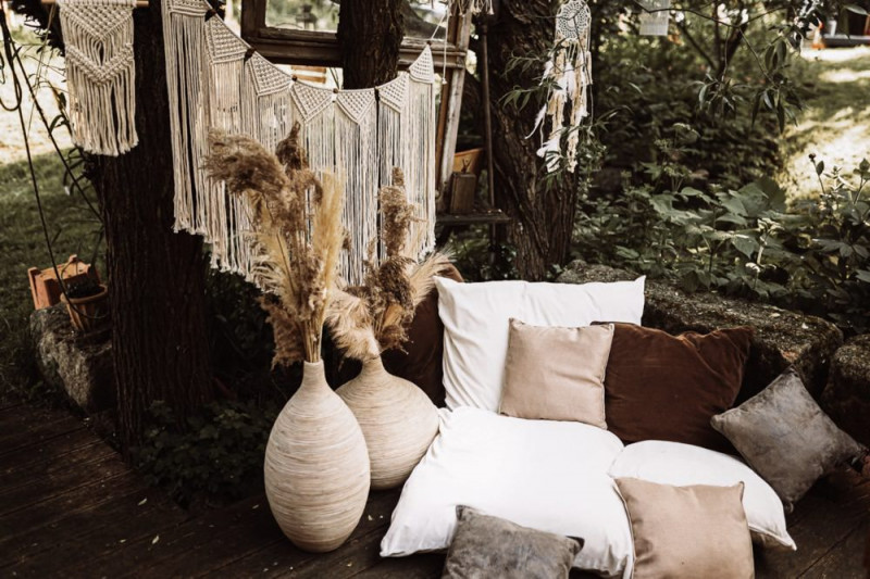 Eine rustikale Bohohochzeit im Freien in den Farben Blush und Grün