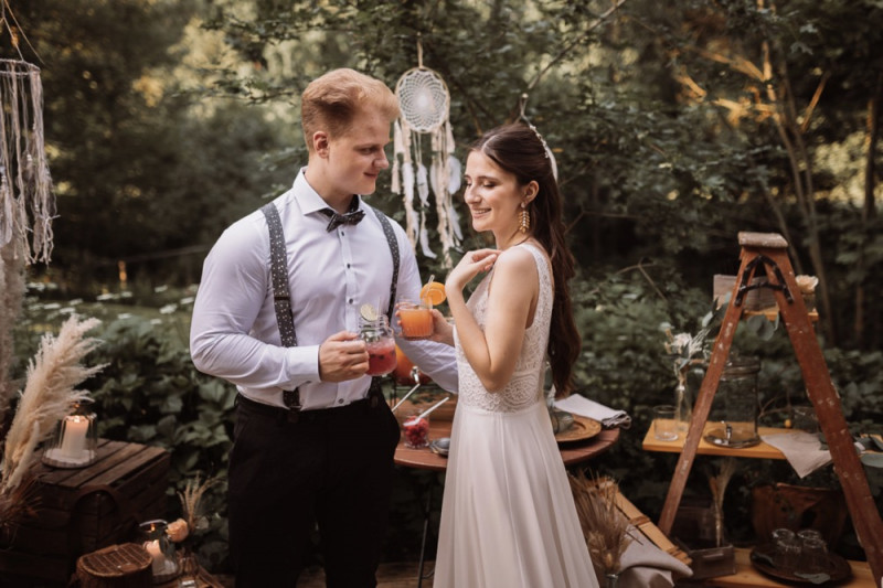 Eine rustikale Bohohochzeit im Freien in den Farben Blush und Grün
