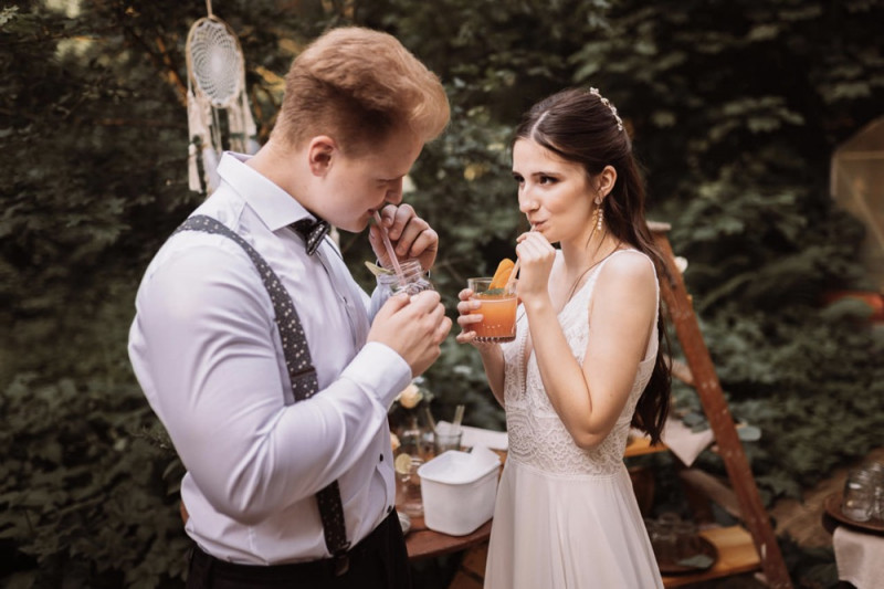 Eine rustikale Bohohochzeit im Freien in den Farben Blush und Grün