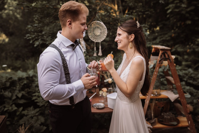 Eine rustikale Bohohochzeit im Freien in den Farben Blush und Grün