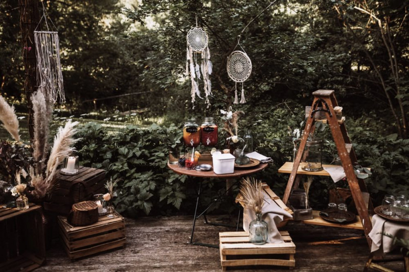 Eine rustikale Bohohochzeit im Freien in den Farben Blush und Grün