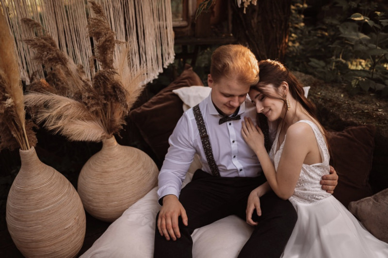 Eine rustikale Bohohochzeit im Freien in den Farben Blush und Grün