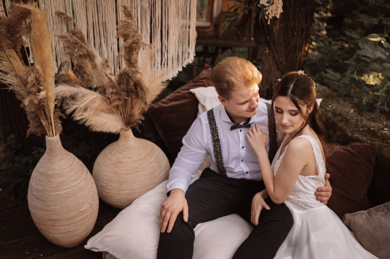 Eine rustikale Bohohochzeit im Freien in den Farben Blush und Grün