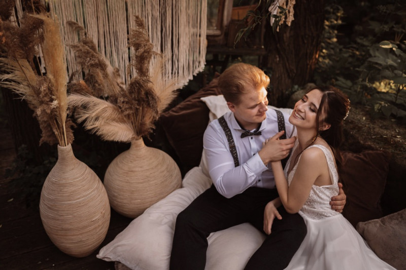 Eine rustikale Bohohochzeit im Freien in den Farben Blush und Grün