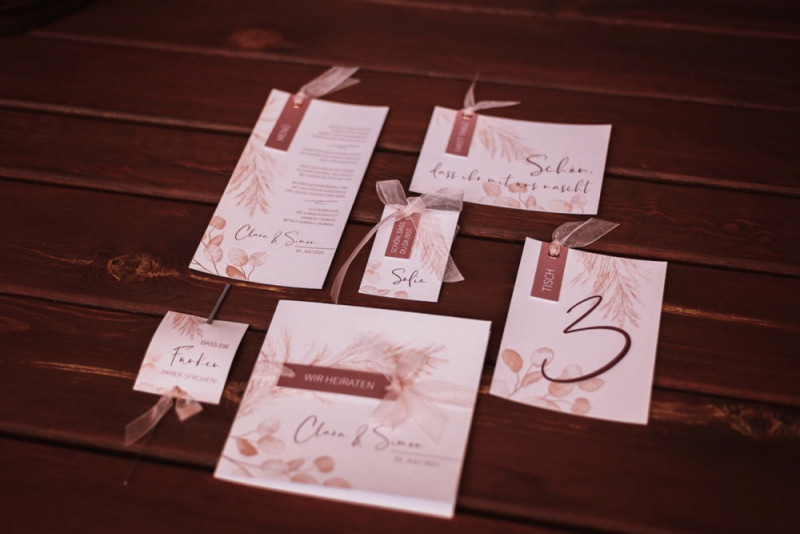 Eine rustikale Bohohochzeit im Freien in den Farben Blush und Grün