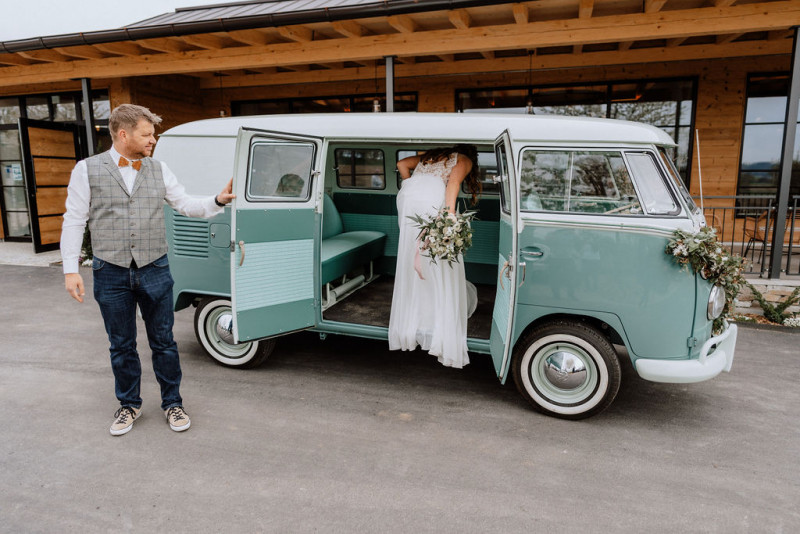 Eine Scheunenhochzeit im rustikalen Greenery Stil in der Eventlocation Grafenstadl