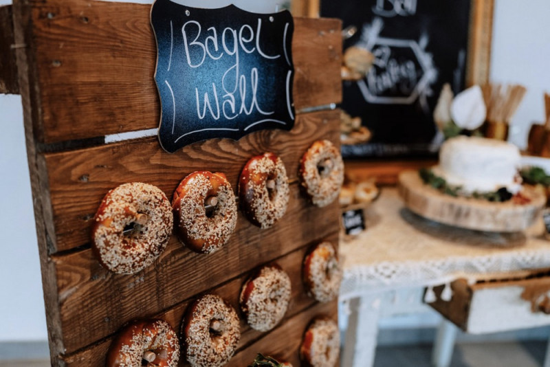 Eine Scheunenhochzeit im rustikalen Greenery Stil in der Eventlocation Grafenstadl