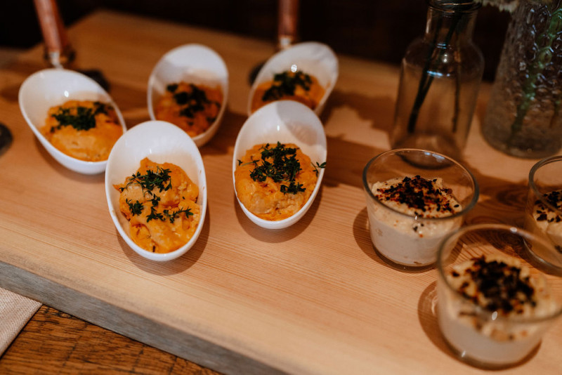 Eine Scheunenhochzeit im rustikalen Greenery Stil in der Eventlocation Grafenstadl
