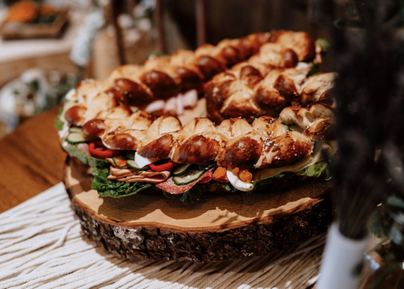 Eine Scheunenhochzeit im rustikalen Greenery Stil in der Eventlocation Grafenstadl