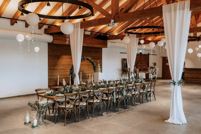 Eine Scheunenhochzeit im rustikalen Greenery Stil in der Eventlocation Grafenstadl