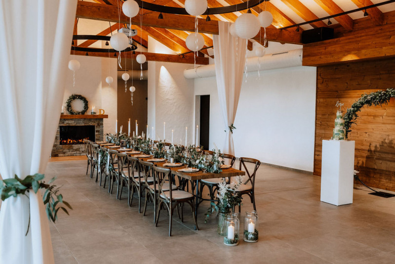 Eine Scheunenhochzeit im rustikalen Greenery Stil in der Eventlocation Grafenstadl