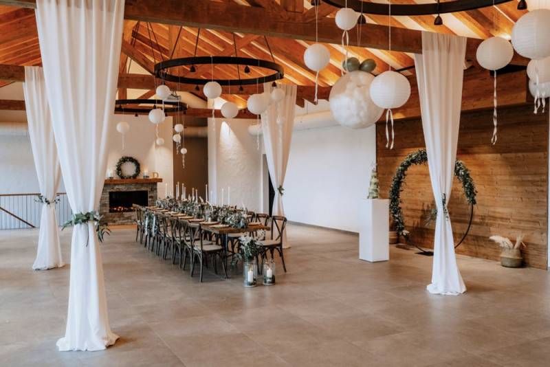 Eine Scheunenhochzeit im rustikalen Greenery Stil in der Eventlocation Grafenstadl