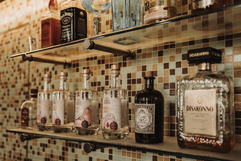 Eine Inspiration einer edlen Gatsby Glam Hochzeit in Weiß und Gold sowie einer eleganten Silvesterhochzeit