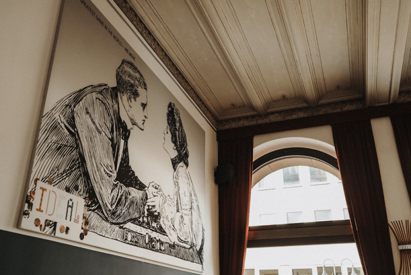 Eine Inspiration einer edlen Gatsby Glam Hochzeit in Weiß und Gold sowie einer eleganten Silvesterhochzeit