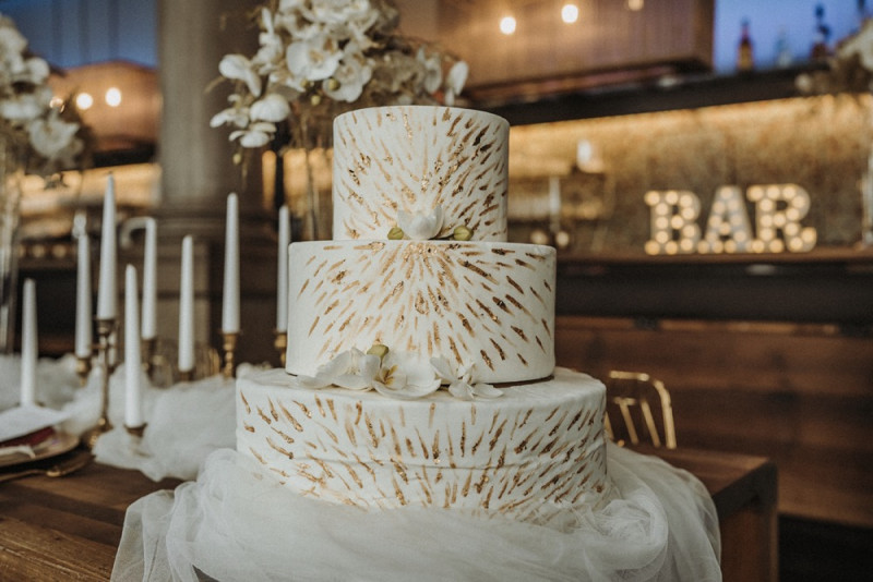 Eine Inspiration einer edlen Gatsby Glam Hochzeit in Weiß und Gold sowie einer eleganten Silvesterhochzeit