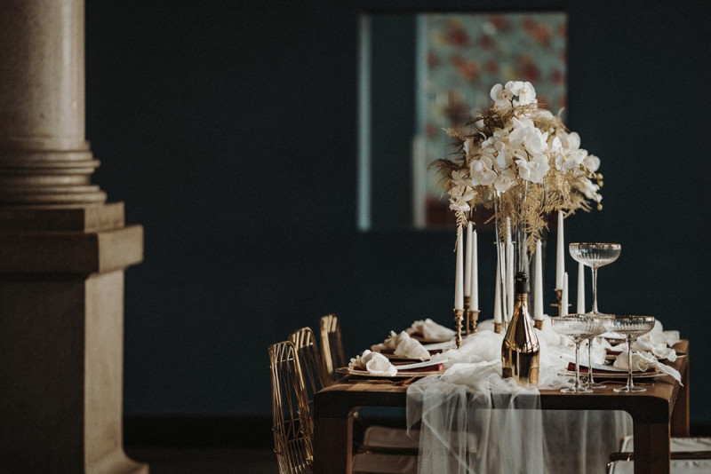 Eine Inspiration einer edlen Gatsby Glam Hochzeit in Weiß und Gold sowie einer eleganten Silvesterhochzeit