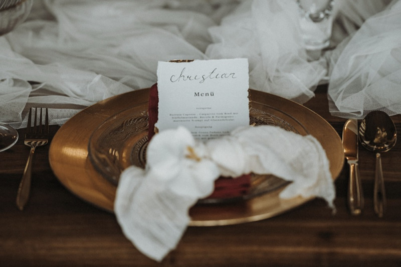 Eine Inspiration einer edlen Gatsby Glam Hochzeit in Weiß und Gold sowie einer eleganten Silvesterhochzeit