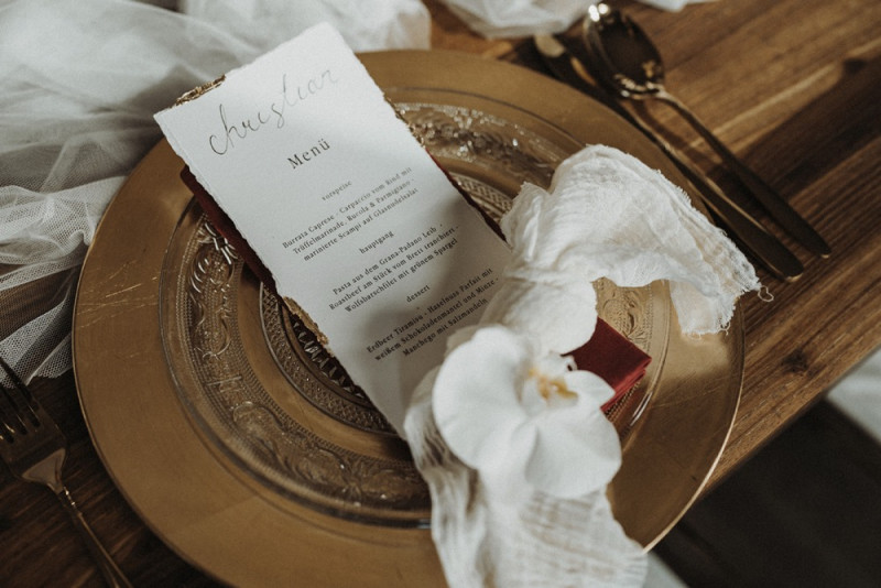 Eine Inspiration einer edlen Gatsby Glam Hochzeit in Weiß und Gold sowie einer eleganten Silvesterhochzeit