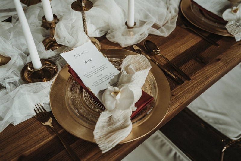 Eine Inspiration einer edlen Gatsby Glam Hochzeit in Weiß und Gold sowie einer eleganten Silvesterhochzeit
