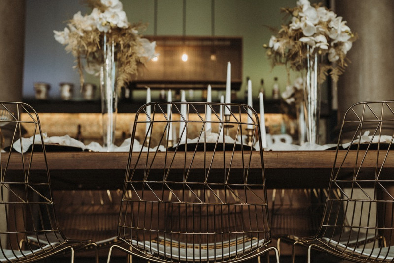 Eine Inspiration einer edlen Gatsby Glam Hochzeit in Weiß und Gold sowie einer eleganten Silvesterhochzeit