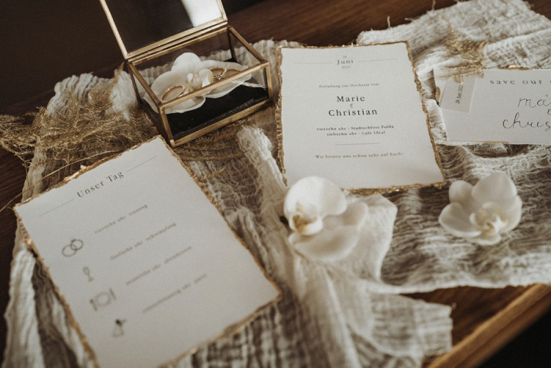 Eine Inspiration einer edlen Gatsby Glam Hochzeit in Weiß und Gold sowie einer eleganten Silvesterhochzeit