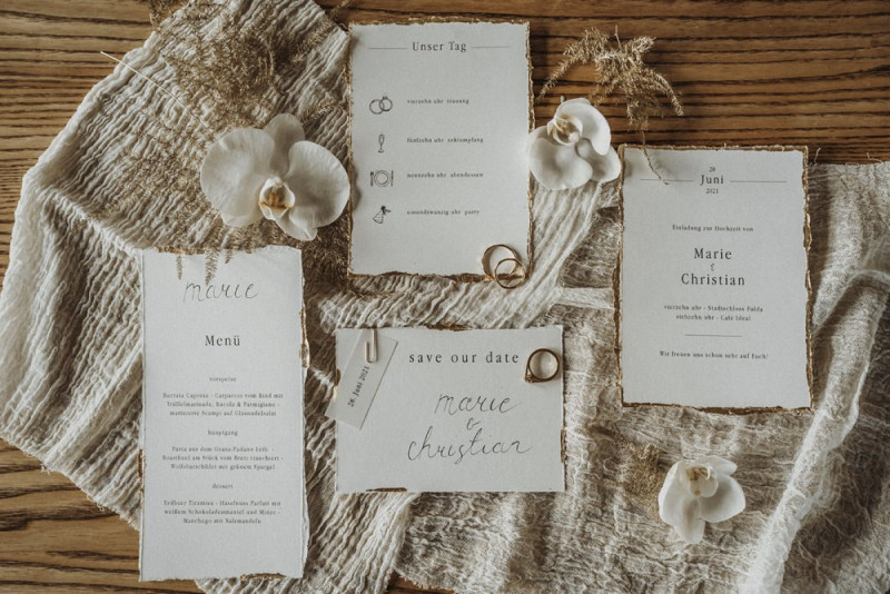 Eine Inspiration einer edlen Gatsby Glam Hochzeit in Weiß und Gold sowie einer eleganten Silvesterhochzeit