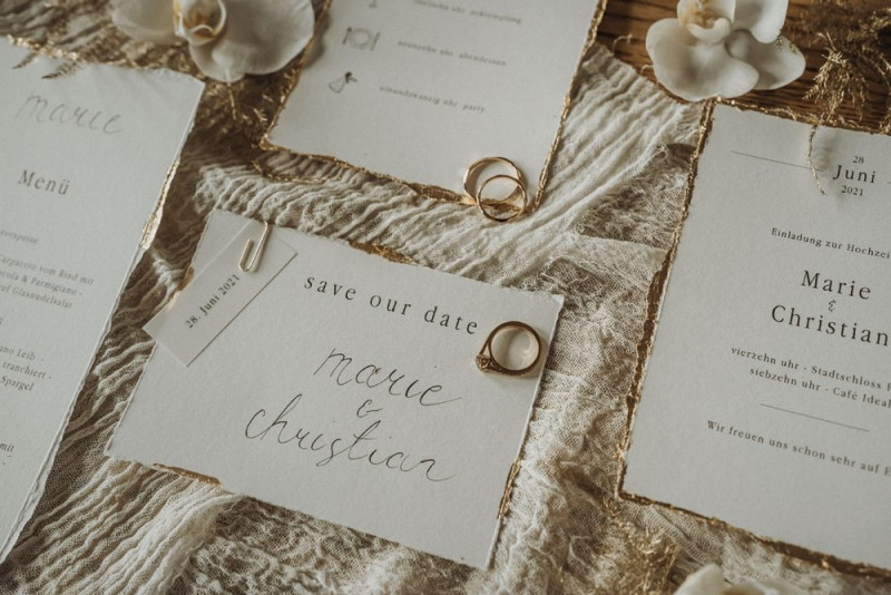 Eine Inspiration einer edlen Gatsby Glam Hochzeit in Weiß und Gold sowie einer eleganten Silvesterhochzeit