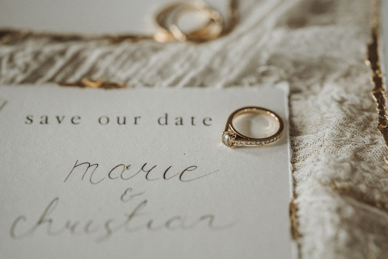 Eine Inspiration einer edlen Gatsby Glam Hochzeit in Weiß und Gold sowie einer eleganten Silvesterhochzeit