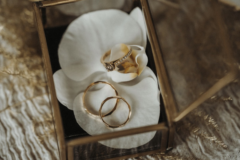 Eine Inspiration einer edlen Gatsby Glam Hochzeit in Weiß und Gold sowie einer eleganten Silvesterhochzeit