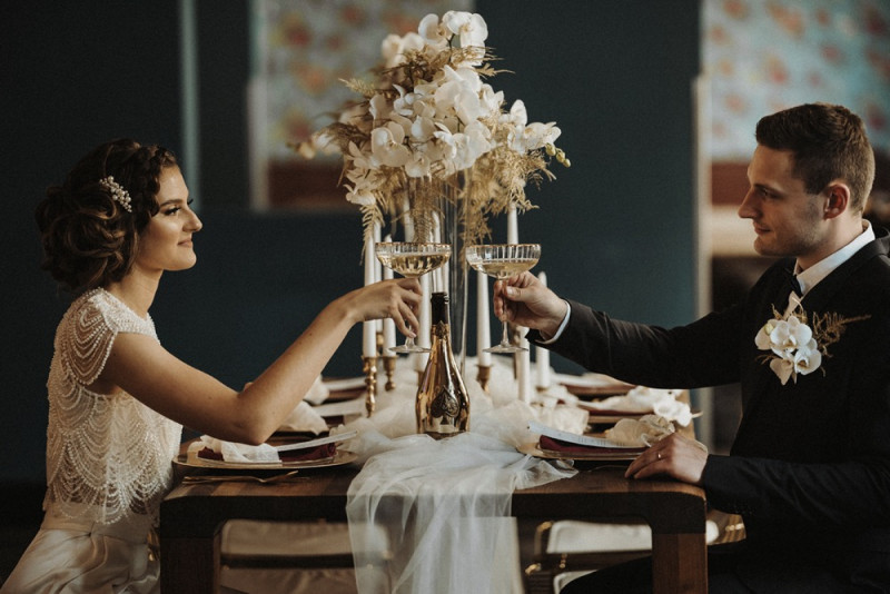 Eine Inspiration einer edlen Gatsby Glam Hochzeit in Weiß und Gold sowie einer eleganten Silvesterhochzeit