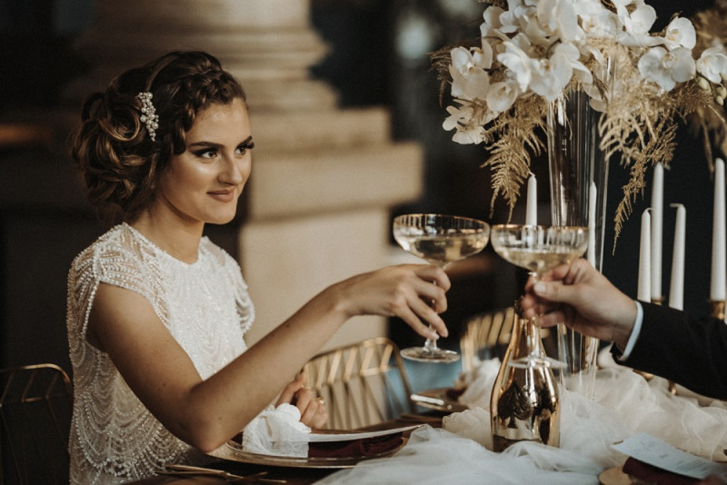 Eine Inspiration einer edlen Gatsby Glam Hochzeit in Weiß und Gold sowie einer eleganten Silvesterhochzeit
